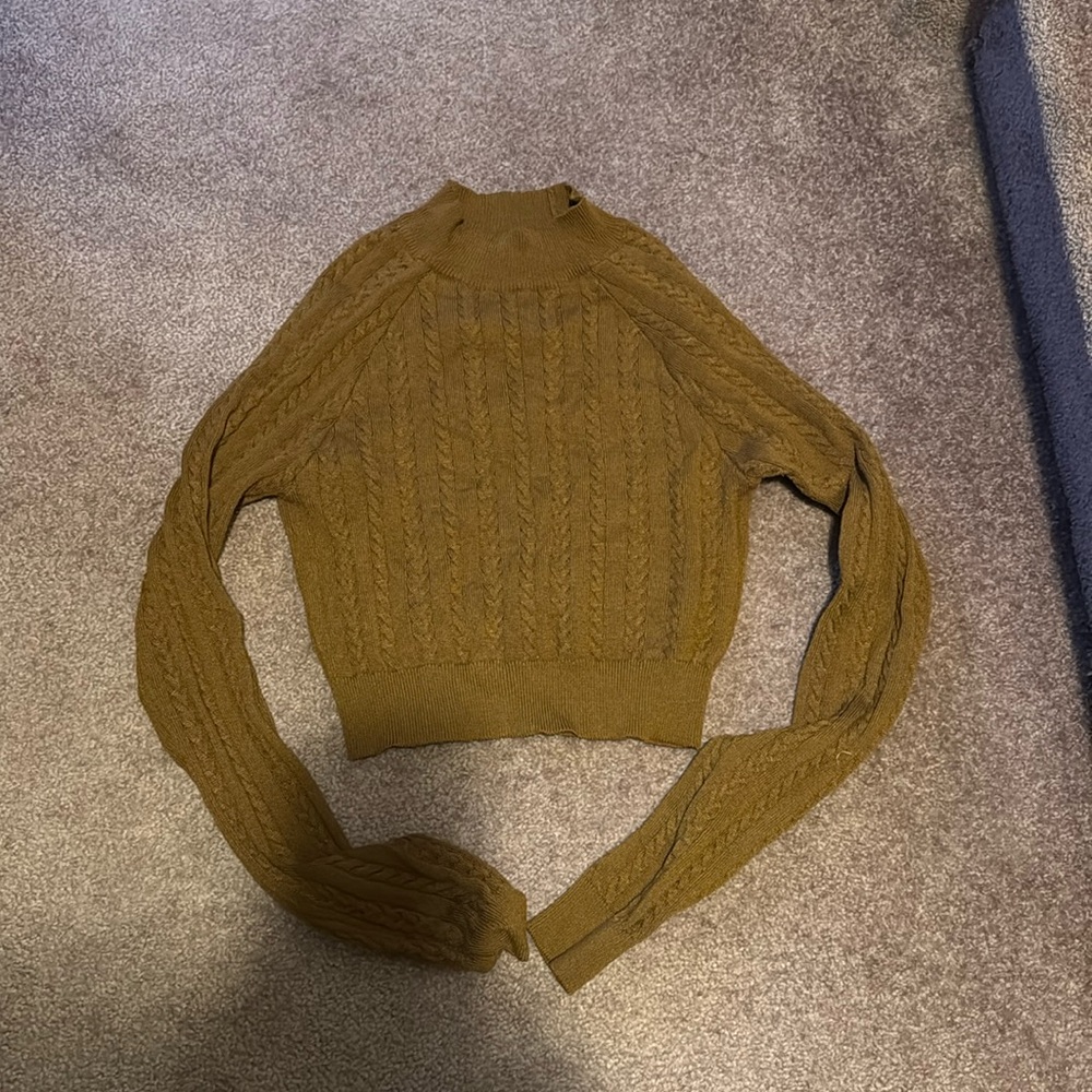 Women’s L/XL cable knit crop sweater